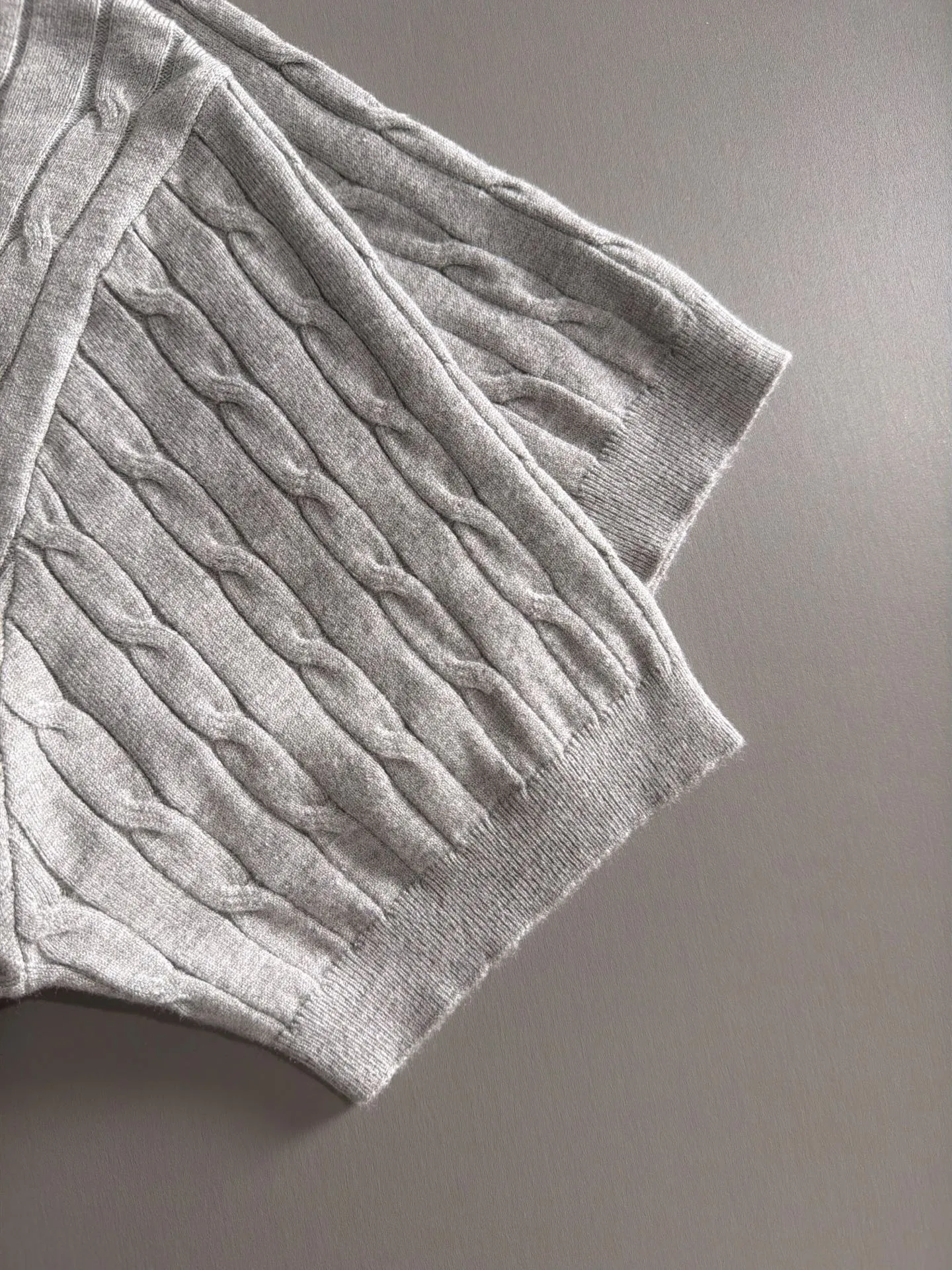 LP high quality Loro Piana 26ss New Arrival men's short-sleeved knitted T-shirt. Made of combed cotton yarn knitted cotton fabric, no pressure when entering and exiting the counter. Exclusive control of raw materials. It feels substantial when weighed, and the upper body is more textured than ordinary T-shirts. This texture can handle the weather easily and is suitable for both hot and cold! Loose fit design, looks noble. The only correct version is available Size: M to 3XL